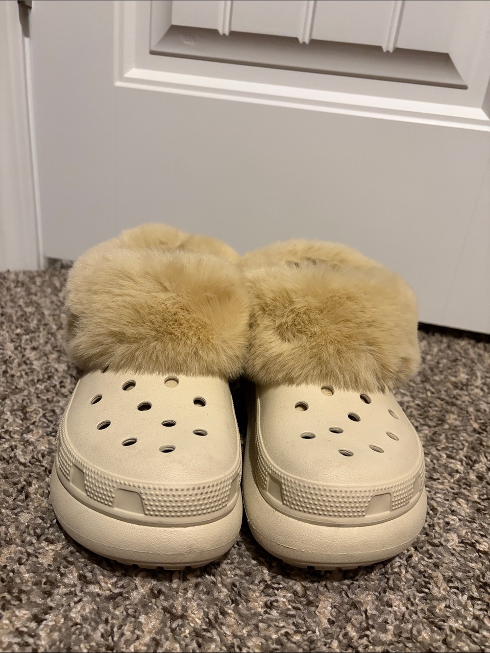 Crocs Furever Crush Clogs Size 6 in Cream